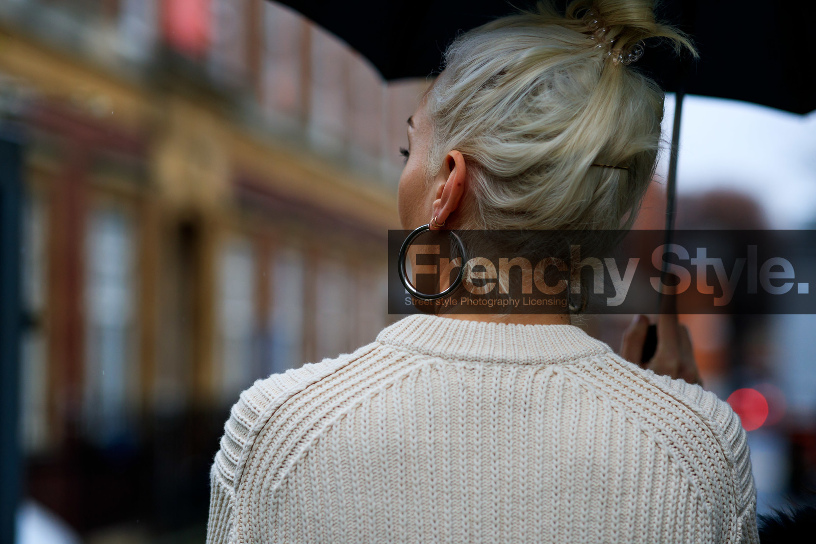 bun, earrings, hair clip, white knit, white sweater, LONDON, LFW, fashion week, frenchystyle, FW, jonathan paciullo, street style, AUTUMN WINTER 2019-2020, AW 19-20, FW 19-20, FALL WINTER 2019-2020, horizontal, atmosphere details, detail
