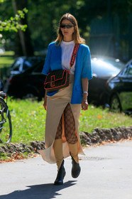 blue jacket, mid long sleeves jacket, futurist shape sunglasses, white t-shirt, light beige skirt, split skirt, drape skirt, fendi bag, fendi strap bag, monogrammed bag, monogrammed tights, gucci tights, brown bag, neon pink bag, light beige leather boots, bicolor boots, high boots, black leather boots, fashion week, frenchystyle, FW, jonathan paciullo, street style, vertical, full length, MFW, MILAN, SPRING SUMMER 2020, SS 20