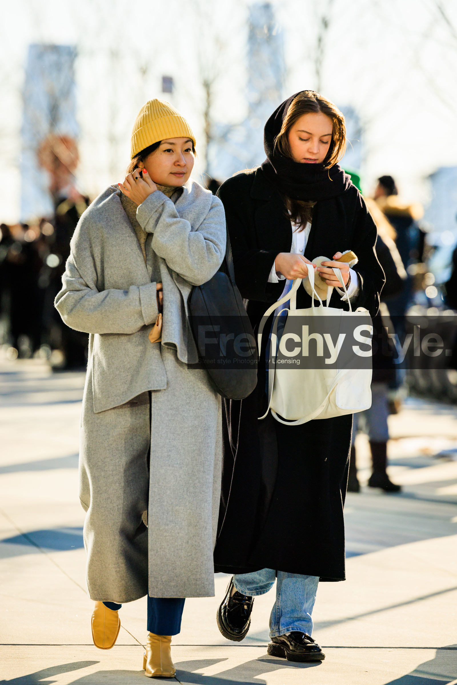 yellow beanie, grey trench coat, long trench coat, yellow boots, leather boots, jeans, black derbies, black coat, black scarf, white cabas bag, leather cabas, minimal look, street style, jonathan paciullo, FW, frenchystyle, fashion week, NYFW, NEW YORK, AUTUMN WINTER 2022-2023, FALL WINTER 2022_2023, FW 22-23, vertical, full length