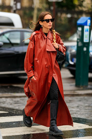 chloe loulou de saison, red trench coat, vinyl trenchcoat, red vinyl trench coat, black sunglasses, black leather bag, black suede boots, flat boots, high boots, golden chain strap bag, shoulder bag, tol sunglasses, bottega veneta bag, pearl earrings, dangling earrings, fashion week, frenchystyle, FW, jonathan paciullo, street style, PFW, PARIS, vertical, full length