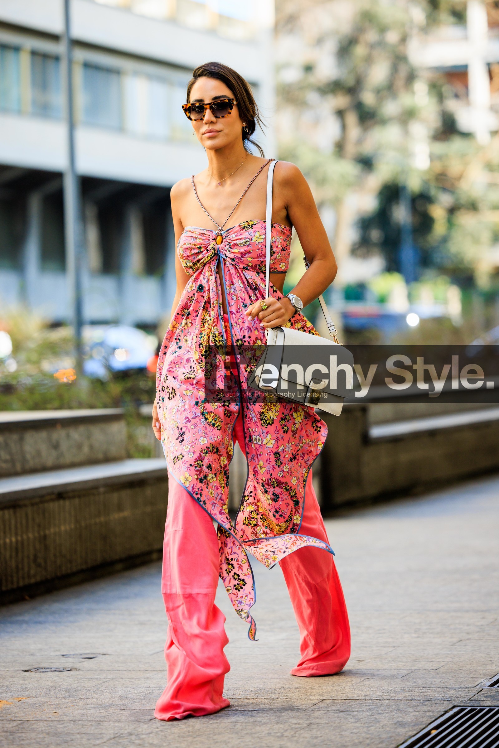 flowered dress, printed dress, tortoise sunglasses, white handbag, leather handbag, cut out dress, pink dress, pink trousers, flared dress, flared trousers, watch, rings, tamara kalinic, street style, jonathan paciullo, FW, frenchystyle, fashion week, MFW, MILAN, FALL WINTER 2022_2023, AUTUMN WINTER 2022-2023, FW 22-23, vertical, full length