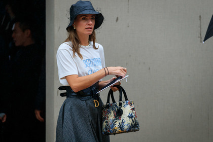 zina charkoplia, dior bag, dior belt, dior hat, dior skirt, dior earrings, dior total look, dior t-shirt, black hat, tulle hat, tulle details, black leather belt, pearl earrings, white t-shirt, letter printed t-shirt, dark grey skirt, white bag, embroidered bag, floral embroidered bag, lady dior bag, fashion week, frenchystyle, FW, jonathan paciullo, street style, SPRING SUMMER 2020, SS 20, PFW, PARIS, horizontal, atmosphere details, detail