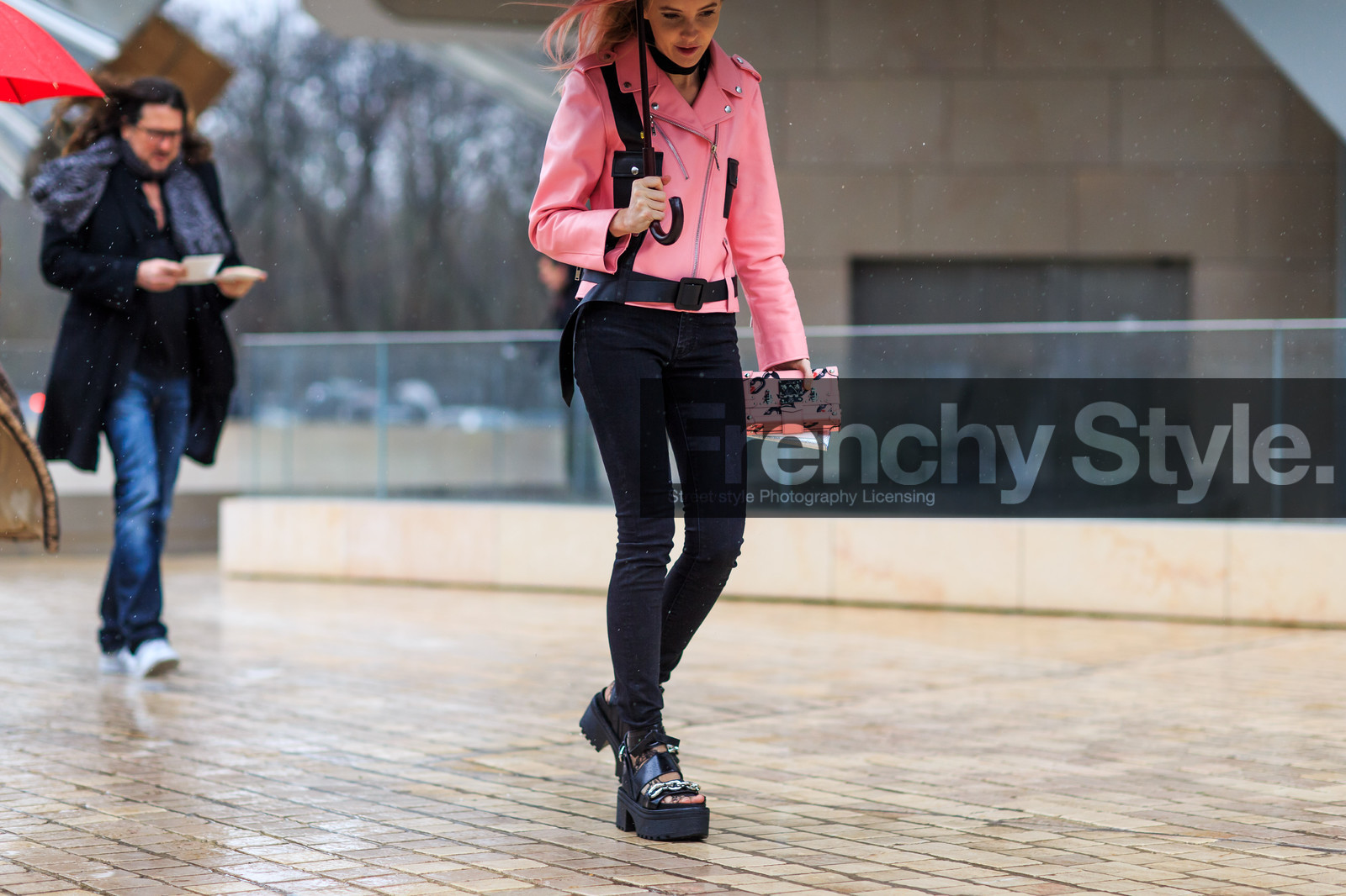 atmosphere details, AUTUMN WINTER 2016-2017, AW 16-17, black belt, black denim, black sandals, black wedges, denim pants, detail, FALL WINTER 2016-2017, fashion week, frenchystyle, FW, FW 16-17, high heels, horizontal, jeans, jonathan paciullo, leather bag, leather belt, leather jacket, leather perfecto, leather shoes, louis vuitton, PARIS, PFW, pink bag, pink jacket, street style, trousers, umbrella