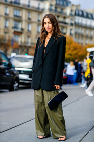 black jacket, oversize jacket, black leather bag, hand bag, kaki leather pants, loose pants, fashion week, frenchystyle, FW, jonathan paciullo, street style, SPRING SUMMER 2020, SS 20, PFW, PARIS, vertical, full length