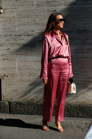 elizabeth von der goltz, pink pants, pink shirt, pink total look, satin pants, satin shirt, scale sunglasses, white leather bag, hand bag, animal skin sandals, high heels sandals, fashion week, frenchystyle, FW, jonathan paciullo, street style, vertical, full length, MFW, MILAN, SPRING SUMMER 2020, SS 20