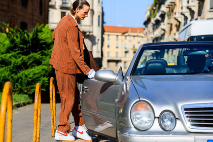 model, sara blomqvist, eye make up, eyeshadows, make up, make up details, multicolor eyeshadows, brown suits, brown jacket, brown pants, striped jacket, striped pants, white shirt, loose pants, brown leather belt, animal skin belt, fashion week, frenchystyle, FW, jonathan paciullo, street style, horizontal, atmosphere details, full length, MFW, MILAN, SPRING SUMMER 2020, SS 20