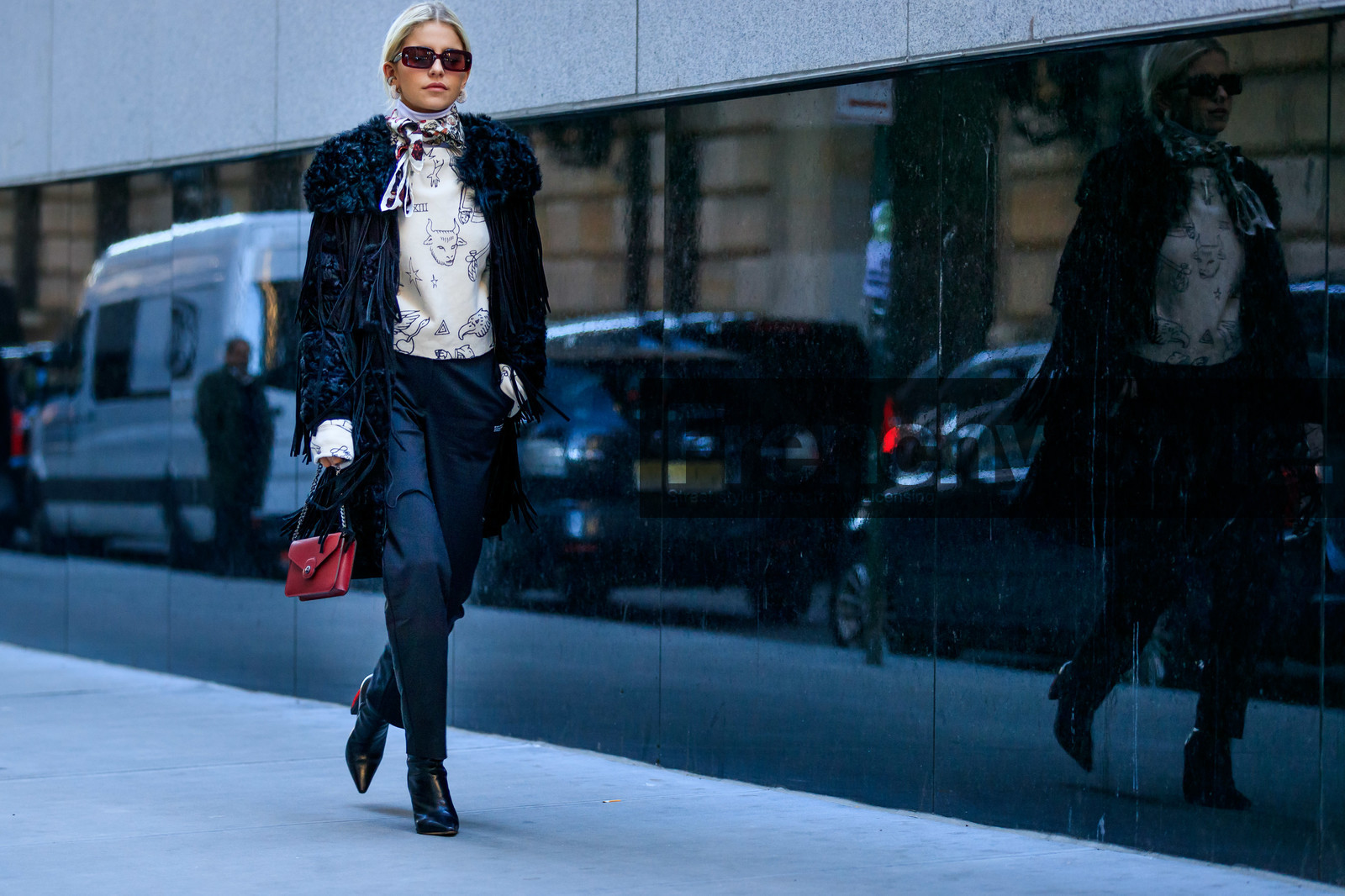 black jacket, black pants, black shoes, caro daur, fringes, graphic sweater, high heels, leather bag, leather shoes, printed sweater, red bag, sunglasses, trousers, white sweater, street style, jonathan paciullo, frenchystyle, NYFW, NEW YORK, AUTUMN WINTER 2019-2020, AW 19-20, FALL WINTER 2019-2020, FW 19-20, fashion week, FW, atmosphere details, horizontal, full length