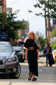 black belt, black dress, black shoes, feathers, leather belt, leather shoes, sarah harris, tone on tone, total look black, trousers, valentino, street style, jonathan paciullo, FW, frenchystyle, fashion week, NEW YORK, NYFW, SPRING SUMMER 2020, SS 20, vertical, full length