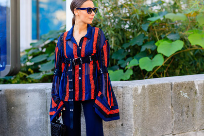 Alice & Js, atmosphere details, black bag, black belt, detail, fashion week, frenchystyle, FW, geometric, graphic shirt, horizontal, jonathan paciullo, leather bag, navy shirt, PARIS, PFW, printed shirt, sacai, silk shirt, SPRING SUMMER 2017, SS 17, street style, striped shirt, stripes, sunglasses