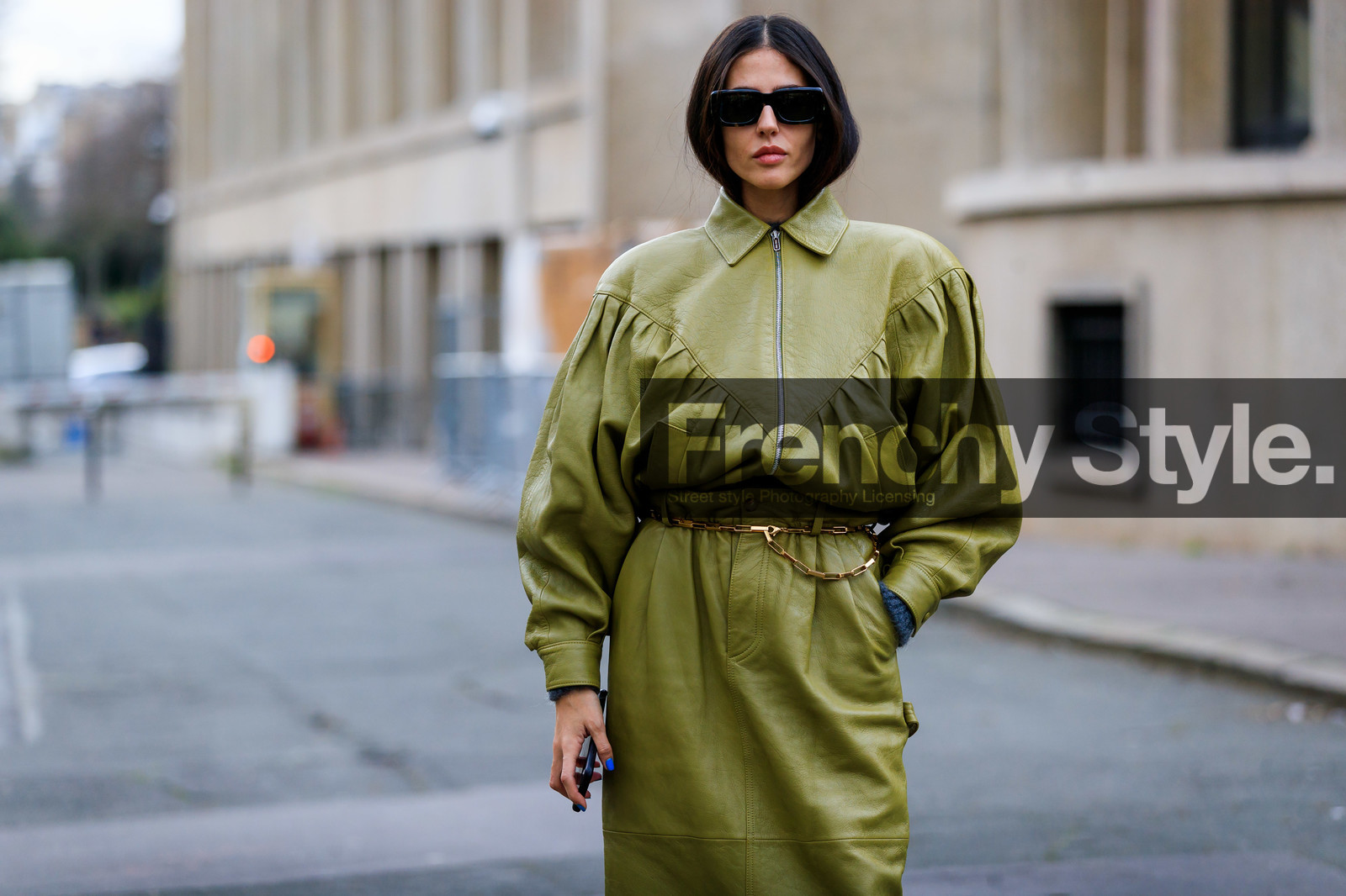 alessandra ambrosio, kaki leather jacket, kaki leather skirt, zipped jacket, mid long skirt, belted skirt, metalic belt, golden chain belt, square shape glasses, scale sunglasses, miu miu jacket, miu miu skirt, fashion week, frenchystyle, FW, jonathan paciullo, street style, PFW, PARIS, horizontal, atmosphere details, detail