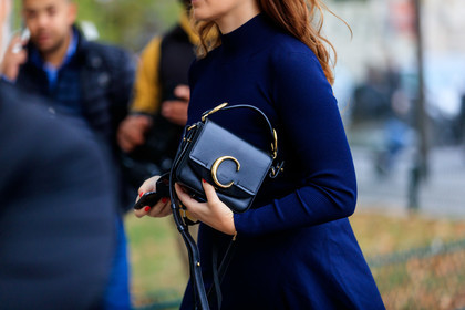 bag detail, close up detail, chloe bag, black leather bag, golden buckle bag, fashion week, frenchystyle, FW, jonathan paciullo, street style, SPRING SUMMER 2020, SS 20, PFW, PARIS, horizontal, atmosphere details, detail