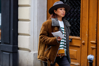 brown jacket, camel bag, chloé, graphic top, grey fur, grey hat, leather bag, printed top, shearling, striped top, white top, street style, jonathan paciullo, FW, frenchystyle, fashion week, PFW, PARIS, AUTUMN WINTER 2018-2019, FALL WINTER 2018-2019, FW 18-19, horizontal, atmosphere details