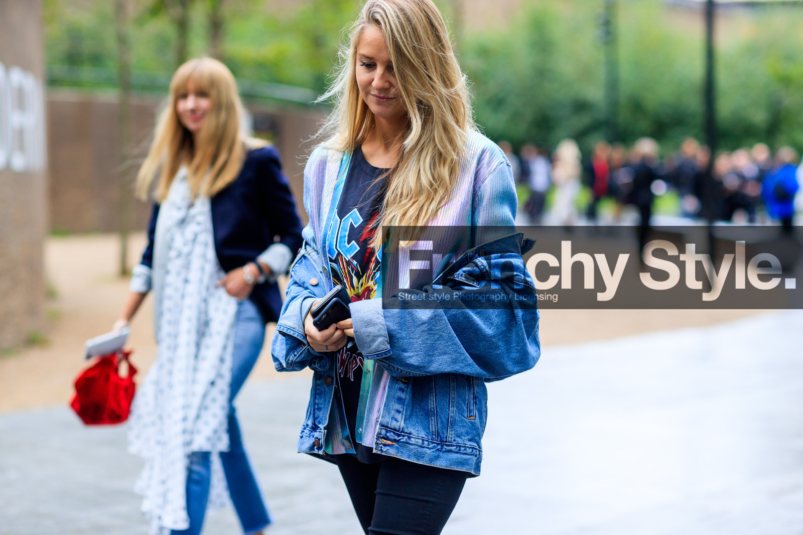atmosphere details, black t shirt, blue denim, denim jacket, detail, fashion week, frenchystyle, FW, horizontal, jonathan paciullo, LFW, LONDON, off the shoulder, printed t shirt, SPRING SUMMER 2018, SS 18, street style, trousers