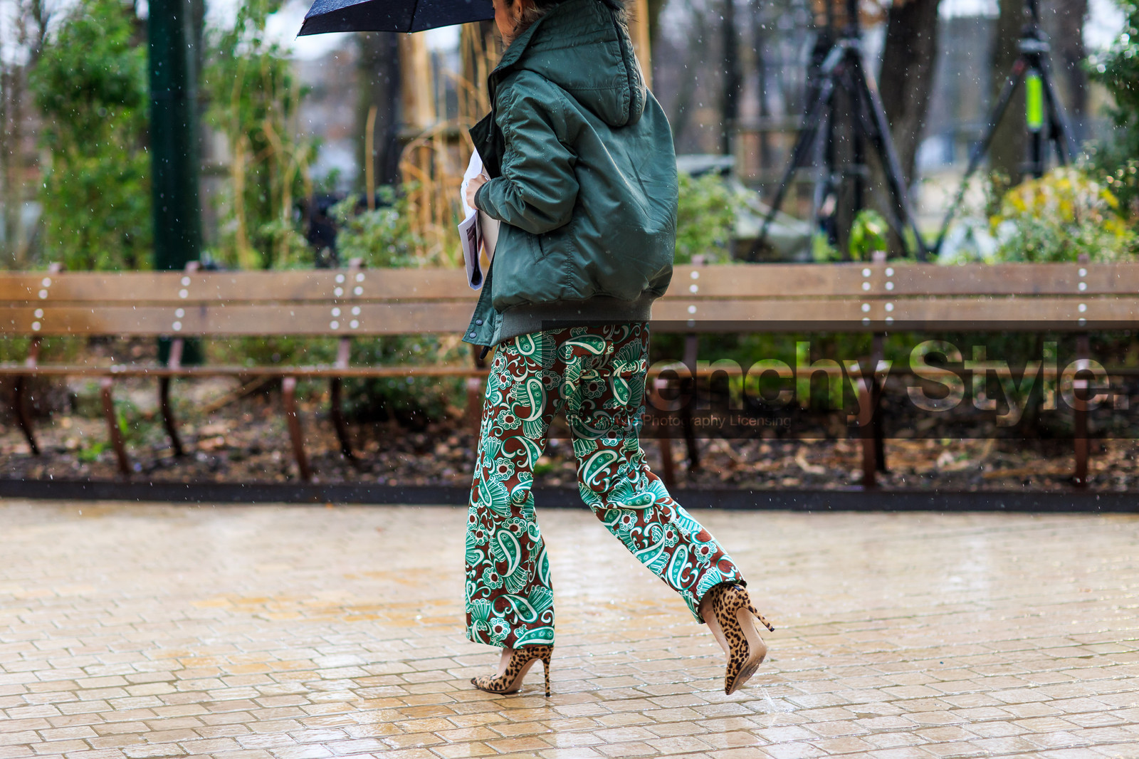 animal print, atmosphere details, AUTUMN WINTER 2016-2017, AW 16-17, bomber jacket, detail, FALL WINTER 2016-2017, fashion week, frenchystyle, FW, FW 16-17, green jacket, green pants, high heels, horizontal, jonathan paciullo, kaki jacket, leather shoes, leopard print, PARIS, PFW, printed pants, street style, umbrella
