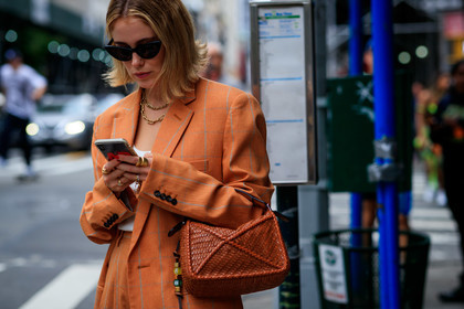 Annabel Rosendahl, blazer, brown bag, checked, graphic jacket, iphone, leather bag, loewe, necklace, orange jacket, orange shorts, oversize, plaid, printed jacket, rings, stripes, sunglasses, street style, jonathan paciullo, FW, frenchystyle, fashion week, NEW YORK, NYFW, SPRING SUMMER 2020, SS 20, horizontal, atmosphere details, detail
