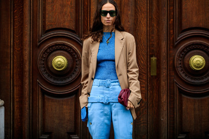 erika boldrin, green sunglasses, beige jacket, light blue pants, belted pants, burgundy leather clutch, bottega veneta bag, knit top, knitwear, blue top, blue pullover, lurex pullover, lurex top, fashion week, frenchystyle, FW, jonathan paciullo, street style, SPRING SUMMER 2020, SS 20, PFW, PARIS, horizontal, atmosphere details, detail