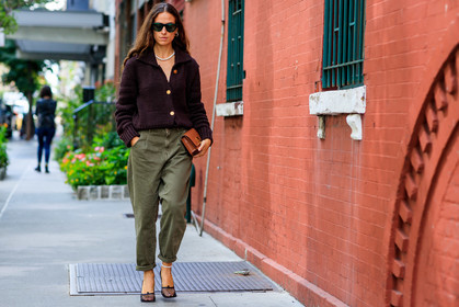 black shoes, bottega veneta, brown bag, brown sweater, burberry, cardigan, erika boldrin, fishnet, green pants, high heels, leather shoes, necklace, sunglasses, trousers, street style, jonathan paciullo, FW, frenchystyle, fashion week, NEW YORK, NYFW, SPRING SUMMER 2020, SS 20, horizontal, atmosphere details, full length
