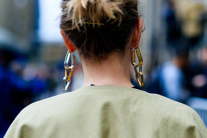 atmosphere details, AUTUMN WINTER 2017-2018, AW 17-18, back detail, bun, detail, earrings, FALL WINTER 2017-2018, fashion week, frenchystyle, FW, FW 17-18, geometric, horizontal, jonathan paciullo, LFW, LONDON, street style