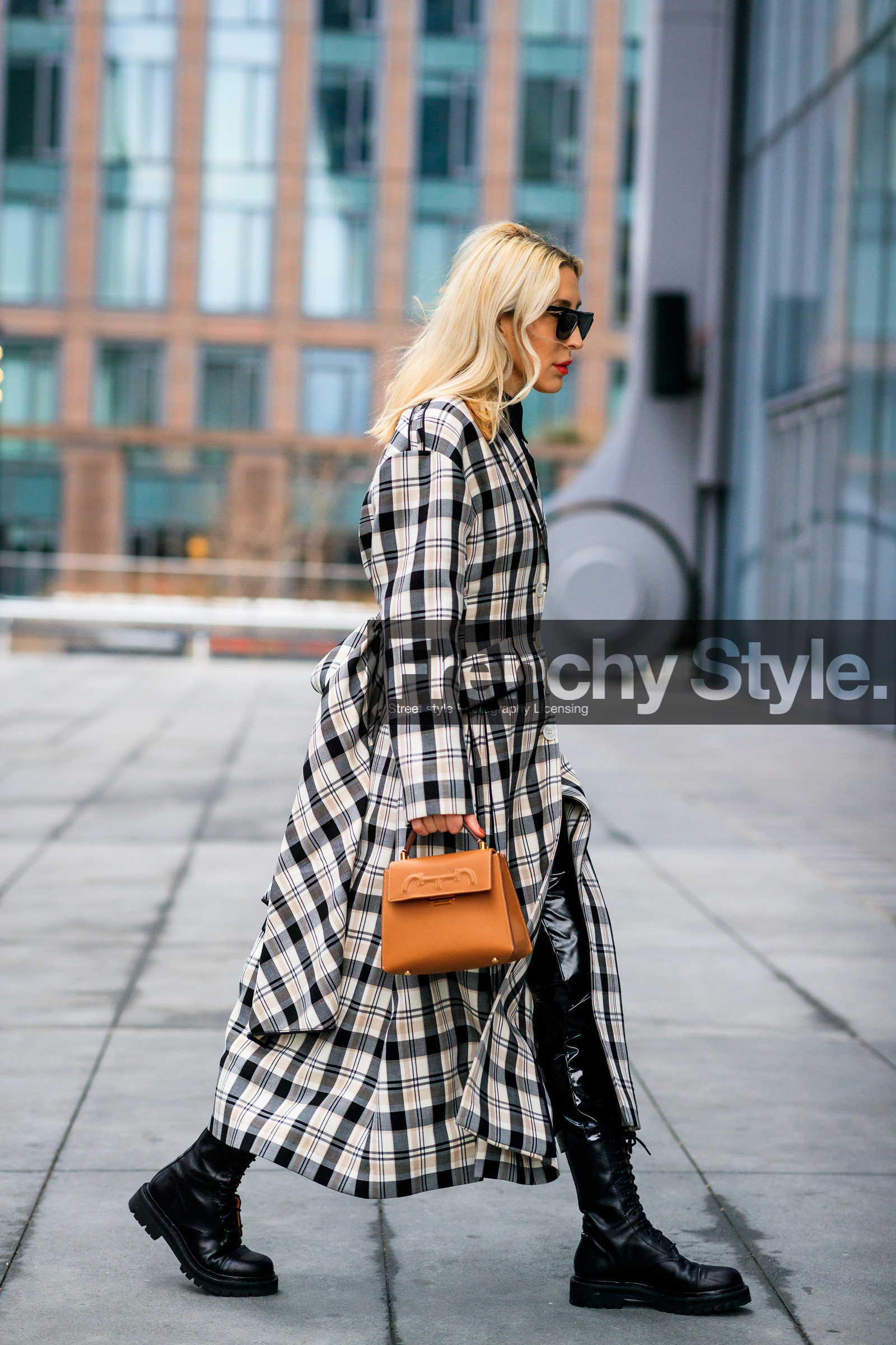 carolina herrera bag, camel leather bag, hand bag, light beige trench coat, checked trench coat, black trench coat, black leather boots, black vinyl pants, flat boots, laced boots, laced ballerina, fashion week, frenchystyle, FW, jonathan paciullo, street style, NYFW, NEW YORK, AUTUMN WINTER 2020-2021, FALL WINTER 2020-2021, FW 20-21, vertical, full length