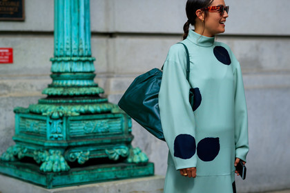 graphic dress, green bag, green dress, leather bag, polka dot, printed dress, rachael wang, sunglasses, street style, jonathan paciullo, FW, frenchystyle, fashion week, NEW YORK, NYFW, SPRING SUMMER 2020, SS 20, horizontal, atmosphere details, detail