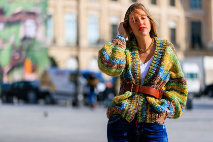 blue denim, brown belt, denim pants, jeans, leather belt, multicolor sweater, necklace, red lips, trousers, street style, jonathan paciullo, FW, frenchystyle, fashion week, PFW, PARIS, AUTUMN WINTER 2018-2019, FALL WINTER 2018-2019, FW 18-19, horizontal, atmosphere details