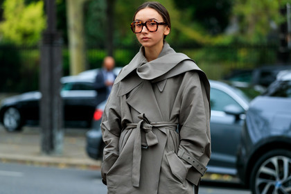 beatrice gutu, bottega veneta look, bottega veneta shoes, bottega veneta trench coat, grey trench coat, oversize trench coat, big collar, celine sunglasses, big glasses, scale sunglasses, jacket dress, belted trench coat, fashion week, frenchystyle, FW, jonathan paciullo, street style, SPRING SUMMER 2020, SS 20, PFW, PARIS, horizontal, atmosphere details, detail