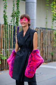 model, sara blomqvist, hair details, feather details, pink feathers, pink fur, dark grey jacket, sleeveless jacket, belted jacket, fashion week, frenchystyle, FW, jonathan paciullo, street style, SPRING SUMMER 2020, SS 20, PFW, PARIS, vertical, atmosphere details, detail