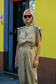 linda tol, beige jumpsuit, sleeveless jumpsuit, safari jumpsuit, high collar jumpsuit, belted jumpsuit, black sunglasses, fashion week, frenchystyle, FW, jonathan paciullo, street style, vertical, atmosphere details, detail, MFW, MILAN, SPRING SUMMER 2020, SS 20
