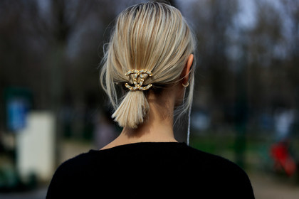 linda tol, golden hair clip, strassed hair clip, logo hair clip, close up detail, hair details, hair clip, chanel hair clip, fashion week, frenchystyle, FW, jonathan paciullo, street style, PFW, PARIS, horizontal, atmosphere details, detail