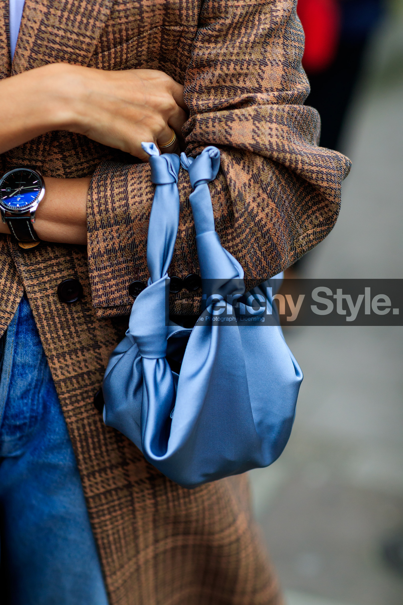 blue bag, brown coat, checked, graphic jacket, leather bag, plaid, printed jacket, red lips, white t shirt, street style, jonathan paciullo, FW, frenchystyle, fashion week, LFW, LONDON, AUTUMN WINTER 2018-2019, AW 18-19, FALL WINTER 2018-2019, FW 18-19, vertical, atmosphere details, detail, evangelie smyrniotaki