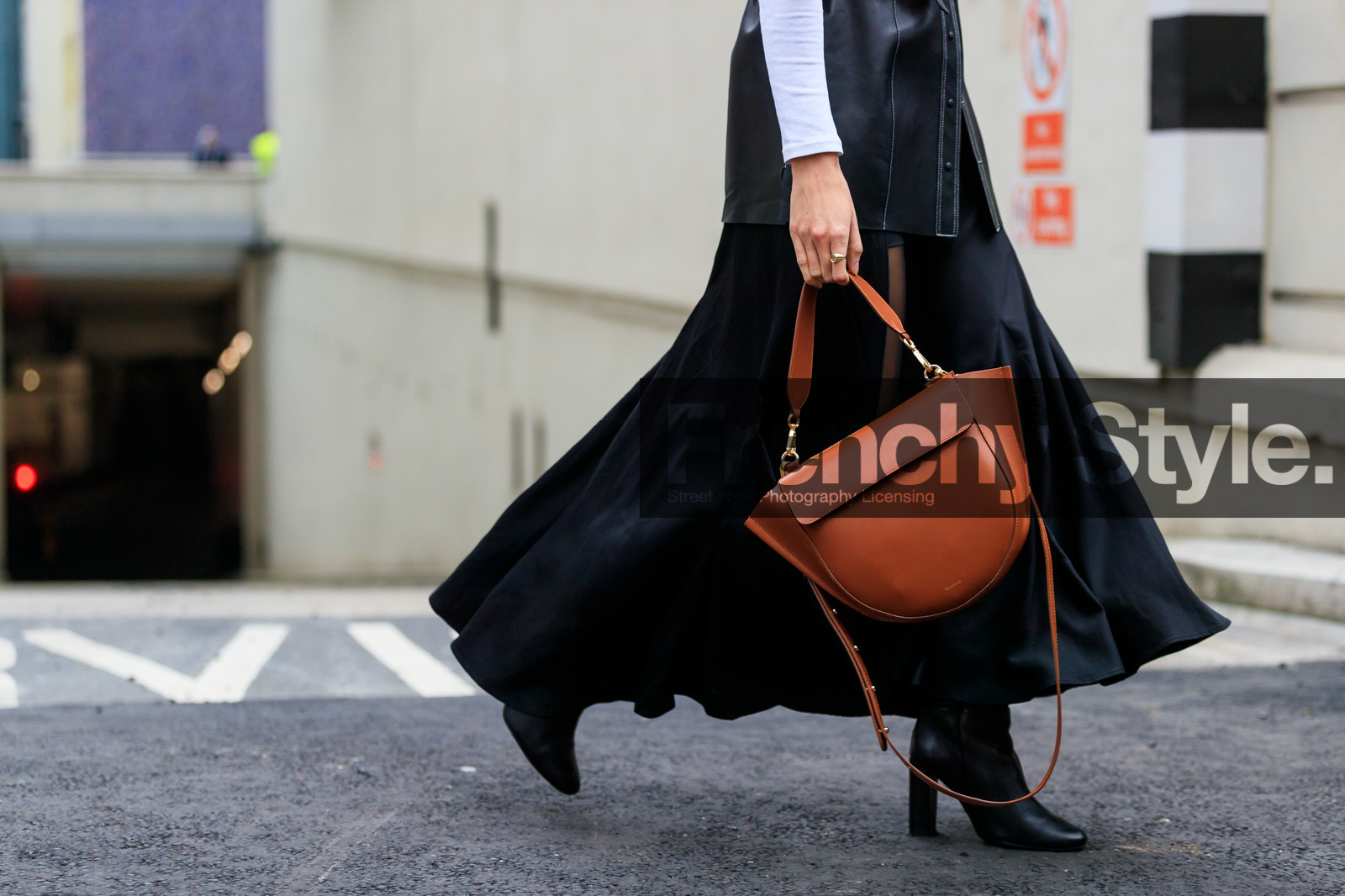 black shirt, black shoes, black skirt, camel bag, high heels, leather bag, leather shirt, leather shoes, LONDON, LFW, fashion week, frenchystyle, FW, jonathan paciullo, street style, AUTUMN WINTER 2019-2020, AW 19-20, FW 19-20, FALL WINTER 2019-2020, horizontal, atmosphere details, detail