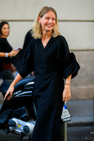 holly rodgers, holli rogers, black dress, low necked dress, wrap dress, short sleeves dress, oversize sleeves, hoop earrings, golden bracelet, golden earrings, silvered bracelet, multi bracelet, fashion week, frenchystyle, FW, jonathan paciullo, street style, vertical, atmosphere details, detail, MFW, MILAN, SPRING SUMMER 2020, SS 20