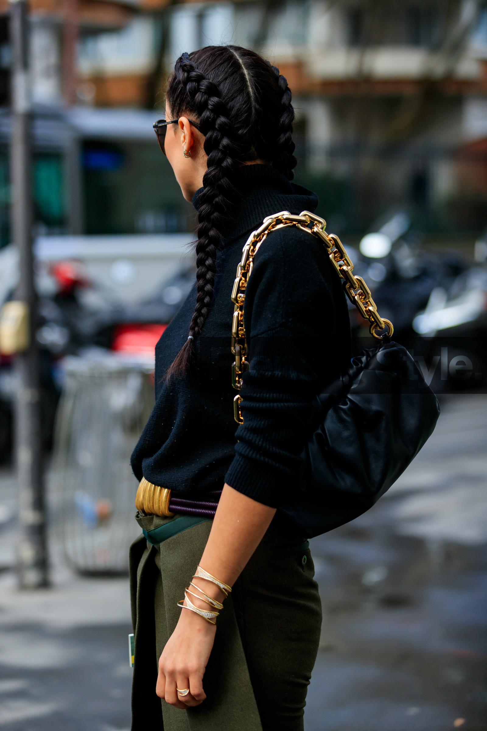 tamara kalinic, black pullover, turtleneck pullover, kaki pants, kaki skirt, woolen pants, golden buckle belt, golden strap bag, shoulder bag, black leather bag, bottega veneta bag, golden bracelet, diamond bracelet, fashion week, frenchystyle, FW, jonathan paciullo, street style, PFW, PARIS, AUTUMN WINTER 2020-2021, FALL WINTER 2020-2021, FW 20-21, vertical, atmosphere details, detail