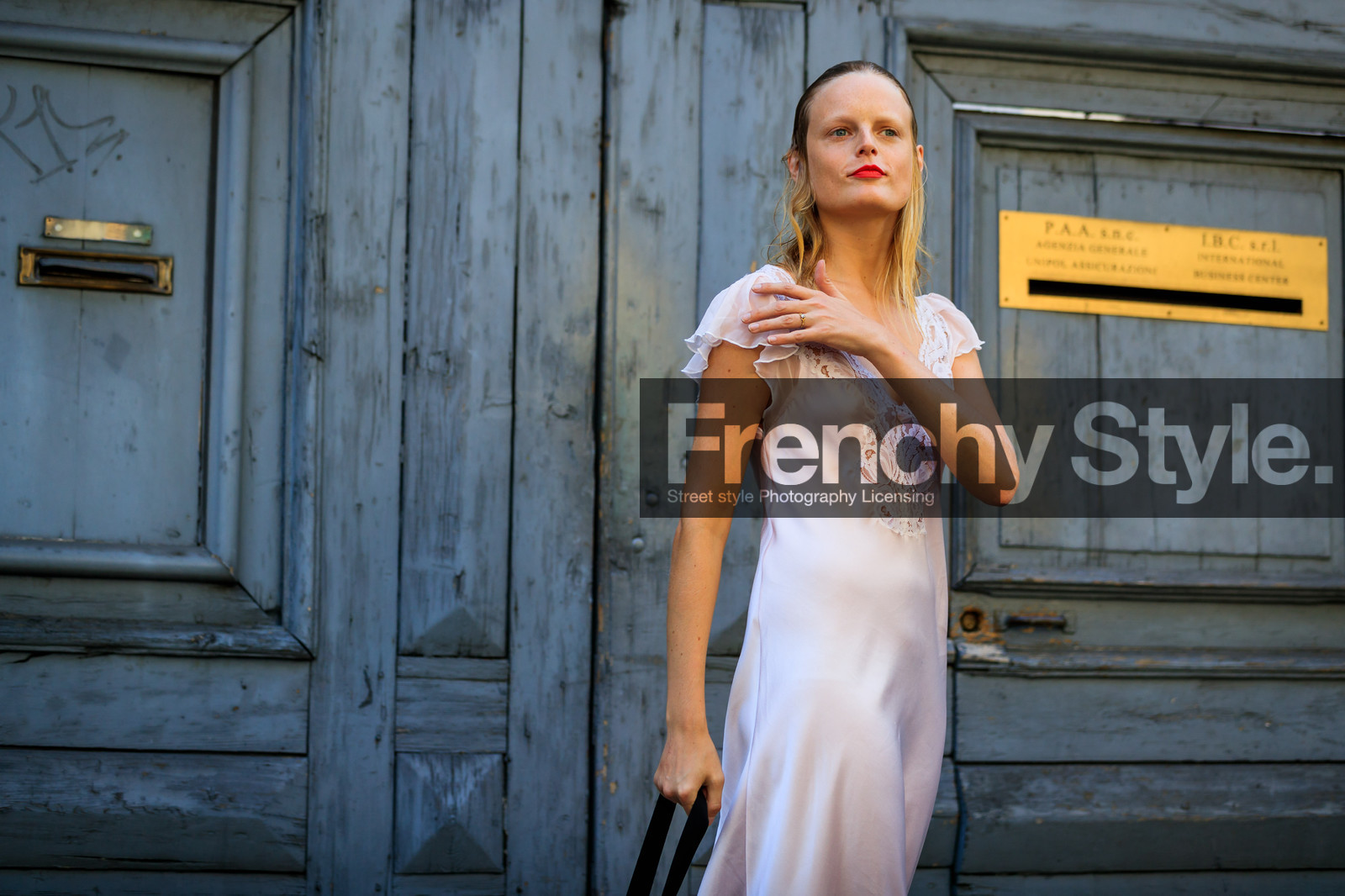 hanne gaby odiele, lace dress, model, pink dress, red lips, wet hair, street style, jonathan paciullo, FW, frenchystyle, fashion week, MFW, MILAN, SPRING SUMMER 2019, SS 19, atmosphere details, horizontal, detail