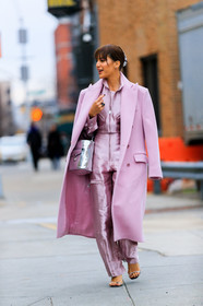 graphic bag, leather bag, leather shoes, over the shoulder, pink coat, pink jacket, pink pants, printed bag, silver bag, tone on tone, total look pink, trousers, street style, jonathan paciullo, FW, frenchystyle, fashion week, NYFW, NEW YORK, AUTUMN WINTER 2018-2019, AW 18-19, FALL WINTER 2018-2019, FW 18-19, vertical, full length, camila coelho