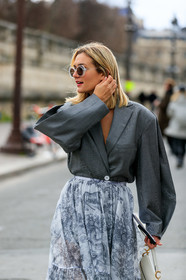 anne laure mais, grey jacket, grey skirt, animal printed skirt, floral printed skirt, white skirt, long skirt, white leather bag, sheer sunglasses, round shape sunglasses, dior bag, dior skirt, oversize jacket, fashion week, frenchystyle, FW, jonathan paciullo, street style, PFW, PARIS, AUTUMN WINTER 2020-2021, FALL WINTER 2020-2021, FW 20-21, vertical, atmosphere details, detail