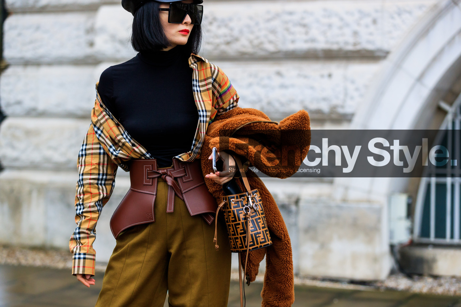 beige shirt, beret, black turtleneck, brown bag, brown belt, brown fur, brown jacket, brown pants, burberry, checked, fendi, fur jacket, graphic bag, graphic shirt, leather bag, leather belt, loewe, monogram, plaid, printed bag, printed shirt, red lips, shearling, sunglasses, tartan, trousers, street style, jonathan paciullo, FW, frenchystyle, fashion week, LFW, LONDON, AUTUMN WINTER 2018-2019, AW 18-19, FALL WINTER 2018-2019, FW 18-19, horizontal, atmosphere details, detail
