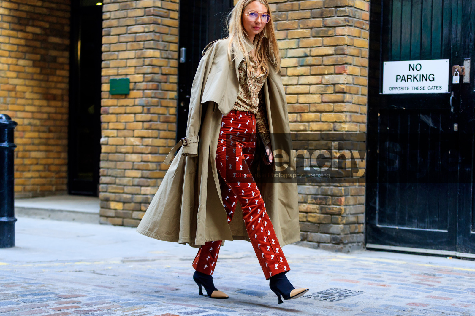 animal print, beige coat, beige shirt, black boots, chloé, graphic pants, high heels, leather bag, leather shoes, over the shoulder, printed pants, red pants, snake print, trench coat, trousers, street style, jonathan paciullo, FW, frenchystyle, fashion week, LFW, LONDON, AUTUMN WINTER 2018-2019, AW 18-19, FALL WINTER 2018-2019, FW 18-19, horizontal, atmosphere details, full length, roberta benteler