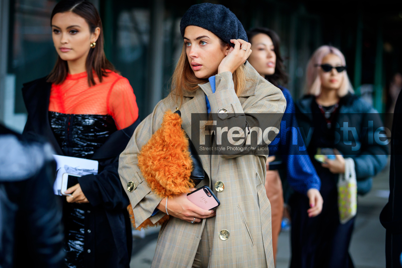 beige coat, beret, black hat, fur bag, leather bag, orange bag, street style, jonathan paciullo, FW, frenchystyle, fashion week, NYFW, NEW YORK, AUTUMN WINTER 2018-2019, AW 18-19, FALL WINTER 2018-2019, FW 18-19, atmosphere details, horizontal, detail, jaime ridge