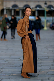 camel trenchcoat, camel suede boots, black trench coat, belted trench coat, bicolor trench coat, kitten heels boots, balloon sleeves, fashion week, frenchystyle, FW, jonathan paciullo, street style, PFW, PARIS, AUTUMN WINTER 2020-2021, FALL WINTER 2020-2021, FW 20-21, vertical, full length