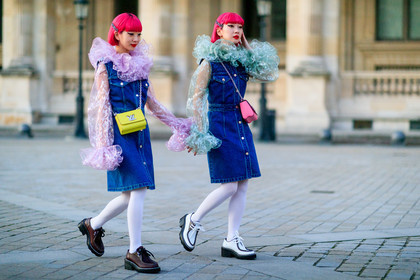 Ami and Aya Suzuki, pink hair, pink leather bag, light pink blouse, light blue blouse, blue dress, denim, denim dress, sleeveless dress, ruffle blouse, big collar, tulle blouse, sheer blouse, floral printed blouse, white tights, yellow leather bag, crossbody bag, silvered chain strap bag, brown leather derbies, white leather derbies, flat shoes, laced shoes, monogrammed shoes, strassed hair clip, hair clip, hair details, make up, make up details, strassed make up, louis vuitton bag, louis vuitton dress, louis vuitton shoes, fashion week, frenchystyle, FW, jonathan paciullo, street style, PFW, PARIS, horizontal, atmosphere details, full length