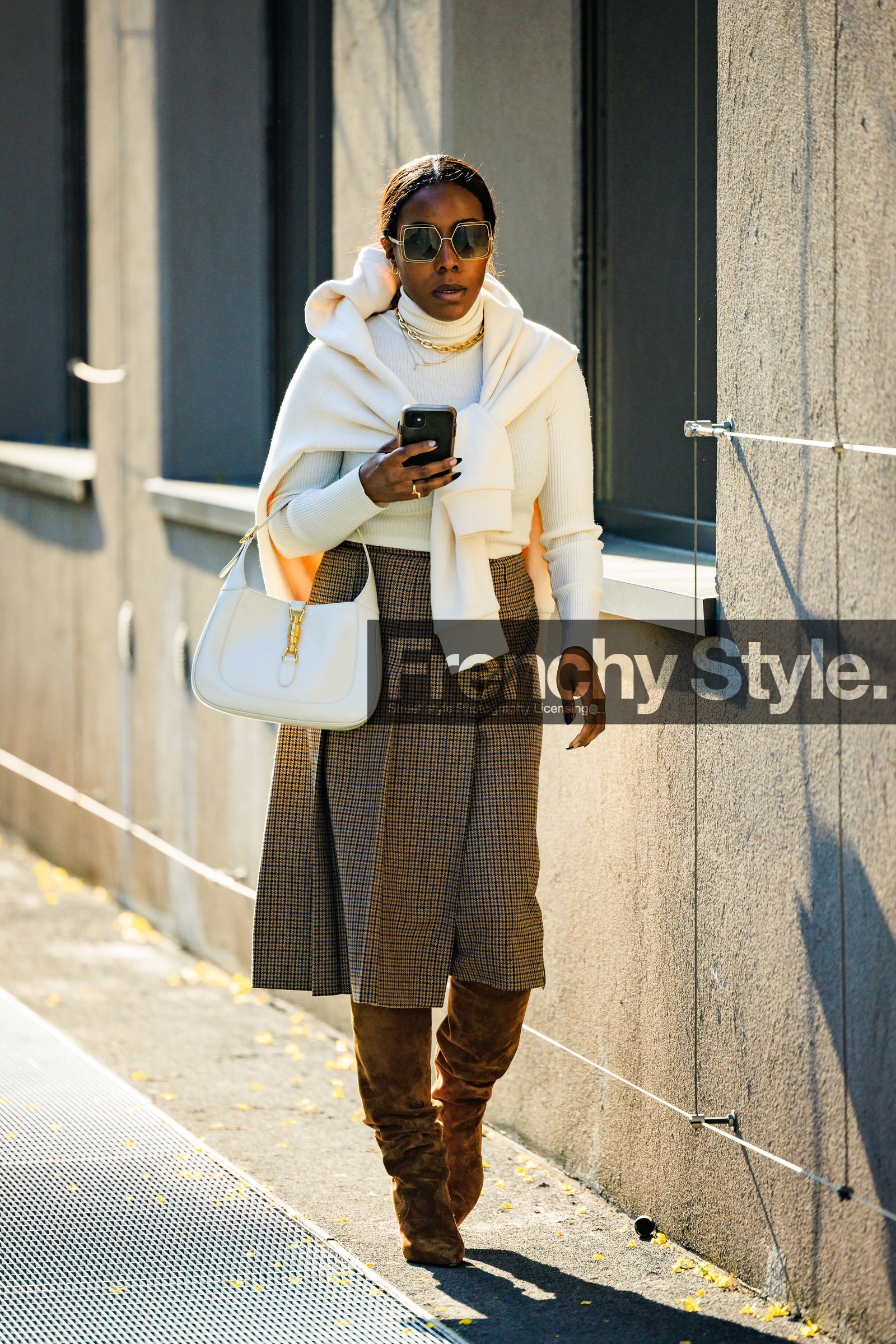 gucci, gucci bag, white jumper, white turtleneck, knitwear, iphone, black sunglasses, golden chain, multiple necklaces, white handbag, slouch boots, brown boots, suede boots, plaid skirt, brown skirt, pleated skirt, rings, tiffany reid, street style, jonathan paciullo, FW, frenchystyle, fashion week, MFW, MILAN, FALL WINTER 2022_2023, AUTUMN WINTER 2022-2023, FW 22-23, vertical, full length