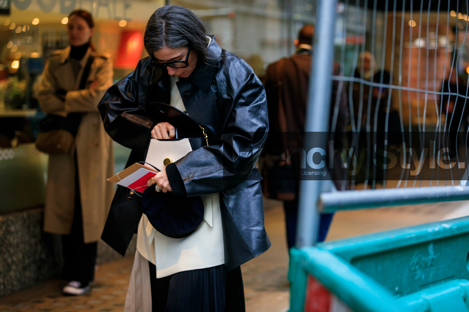 black and white bag, black bag, black jacket, leather bag, leather jacket, sunglasses, Véronique Tristram, LONDON, LFW, fashion week, frenchystyle, FW, jonathan paciullo, street style, AUTUMN WINTER 2019-2020, AW 19-20, FW 19-20, FALL WINTER 2019-2020, horizontal, atmosphere details, detail