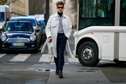 white leather trenchcoat, white shirt, blue shirt, striped shirt, black pants, black pullover, turtleneck pullover, black leather boots, black sunglasses, fashion week, frenchystyle, FW, jonathan paciullo, street style, PFW, PARIS, AUTUMN WINTER 2020-2021, FALL WINTER 2020-2021, FW 20-21, horizontal, full length, atmosphere details