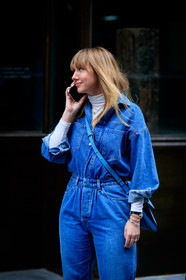 blue bag, blue denim, denim jumpsuit, denim pants, jeans, leather bag, trousers, turtleneck sweater, white sweater, street style, jonathan paciullo, FW, frenchystyle, fashion week, NYFW, NEW YORK, AUTUMN WINTER 2018-2019, AW 18-19, FALL WINTER 2018-2019, FW 18-19, vertical, atmosphere details, detail, lisa aiken