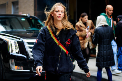 black pants, black sweater, hoodie, streetwear, sweatpants, trousers, street style, jonathan paciullo, FW, frenchystyle, fashion week, NYFW, NEW YORK, AUTUMN WINTER 2018-2019, AW 18-19, FALL WINTER 2018-2019, FW 18-19, atmosphere details, horizontal, detail, model, lexi boling