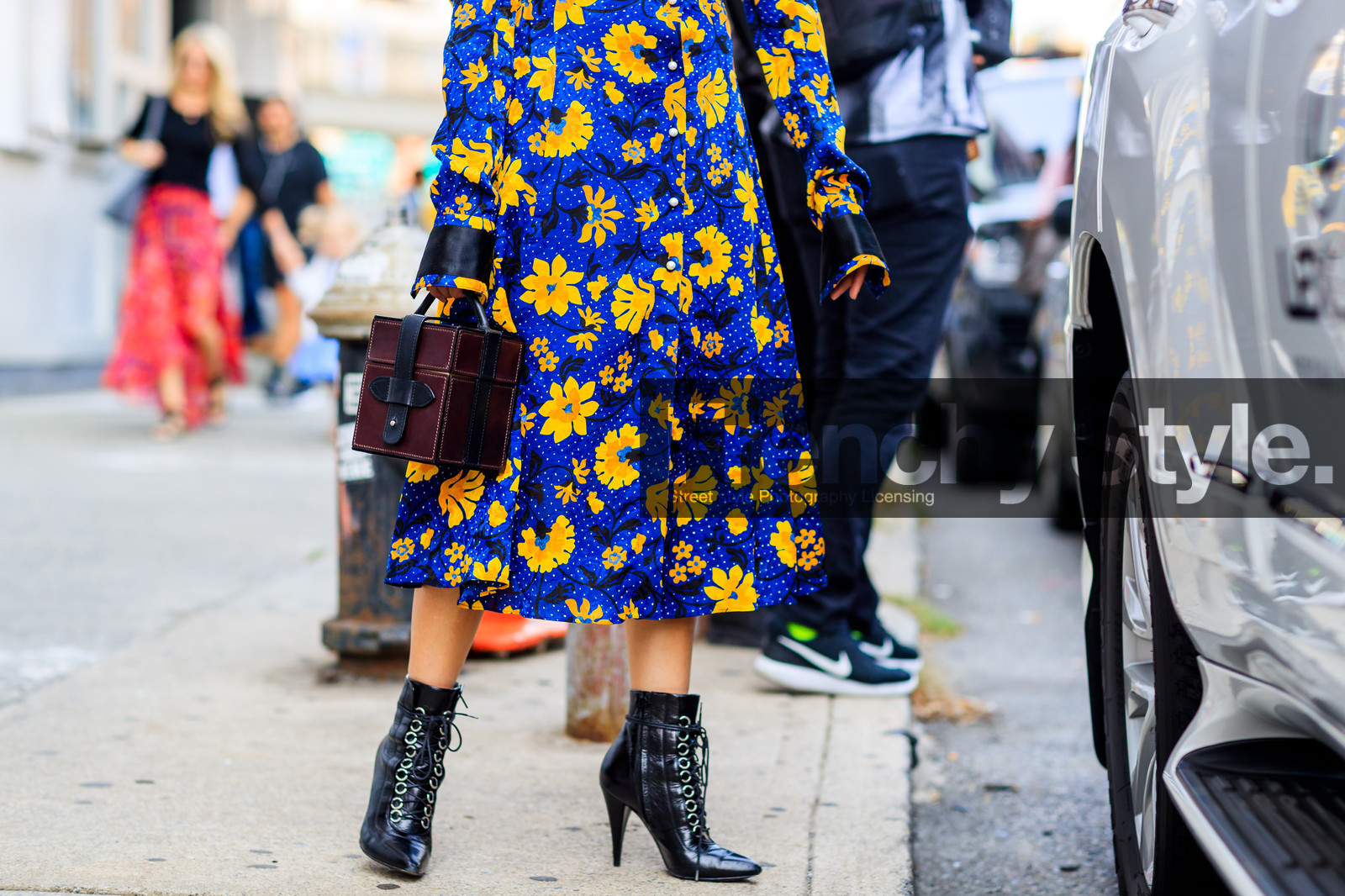 atmosphere details, black shoes, blue dress, bordeaux, burgundy, detail, fashion week, frenchystyle, FW, graphic bag, graphic dress, high heels, horizontal, jonathan paciullo, leather bag, leather shoes, NEW YORK, NYFW, printed dress, red bag, SPRING SUMMER 2018, SS 18, street style, yellow dress
