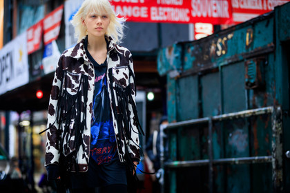 black t shirt, cow skin, fringes, graphic jacket, leather jacket, printed jacket, printed t shirt, street style, jonathan paciullo, FW, frenchystyle, fashion week, NYFW, NEW YORK, AUTUMN WINTER 2018-2019, AW 18-19, FALL WINTER 2018-2019, FW 18-19, atmosphere details, horizontal, detail, model, marjan jonkman