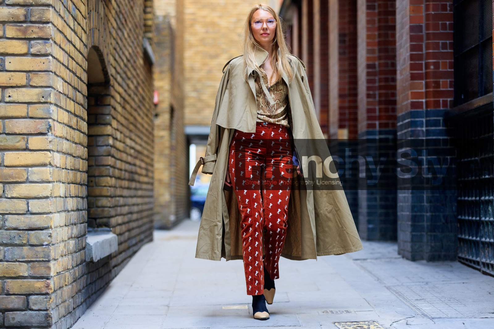 animal print, beige coat, beige shirt, black boots, chloé, graphic pants, high heels, leather bag, leather shoes, over the shoulder, printed pants, red pants, snake print, trench coat, trousers, street style, jonathan paciullo, FW, frenchystyle, fashion week, LFW, LONDON, AUTUMN WINTER 2018-2019, AW 18-19, FALL WINTER 2018-2019, FW 18-19, horizontal, atmosphere details, full length, roberta benteler