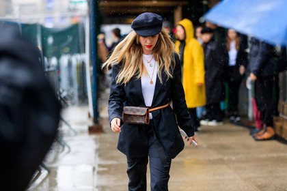 black hat, black jacket, black pants, black suit, blazer, brown bag, graphic bag, leather bag, louis vuitton, monogram, necklace, printed bag, red lips, trousers, white t shirt, street style, jonathan paciullo, FW, frenchystyle, fashion week, NYFW, NEW YORK, AUTUMN WINTER 2018-2019, AW 18-19, FALL WINTER 2018-2019, FW 18-19, atmosphere details, horizontal, detail, kerry pieri